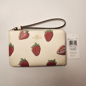 NWT Coach CBB81 Corner Zip Wristlet With Strawberry Print